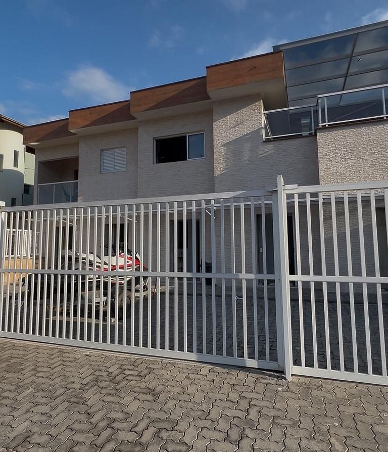 Casa Com Piscina na beira da Praia Perequê Açu