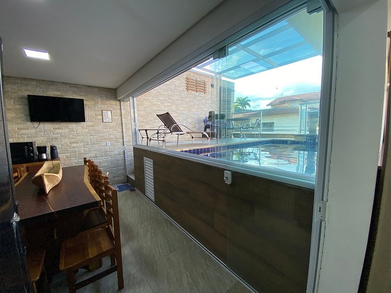Casa Com Piscina na beira da Praia Perequê Açu